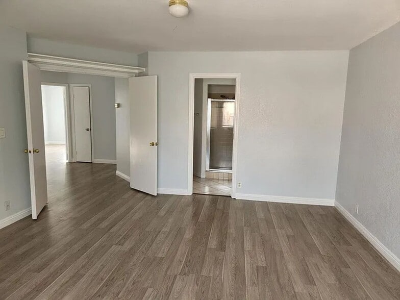 Building Photo - 1613 Royal Palm Dr