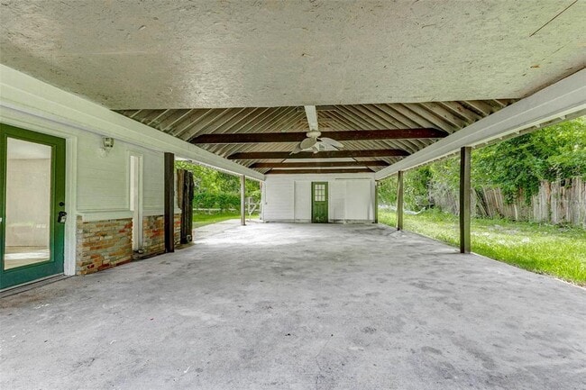 Building Photo - 10910 Maple Leaf St