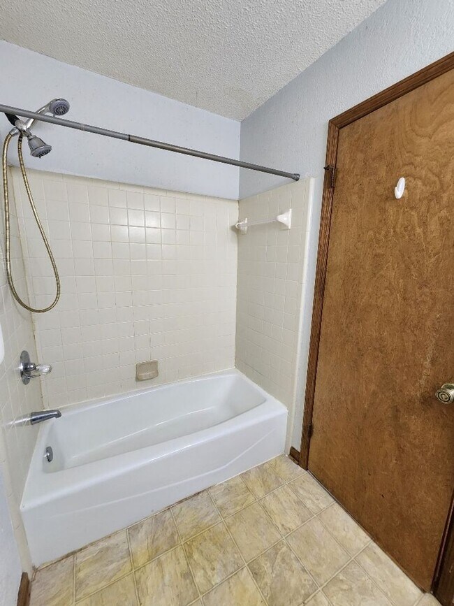 Building Photo - Open Floorplan, 3BD/3Bath with a Huge Sunr...