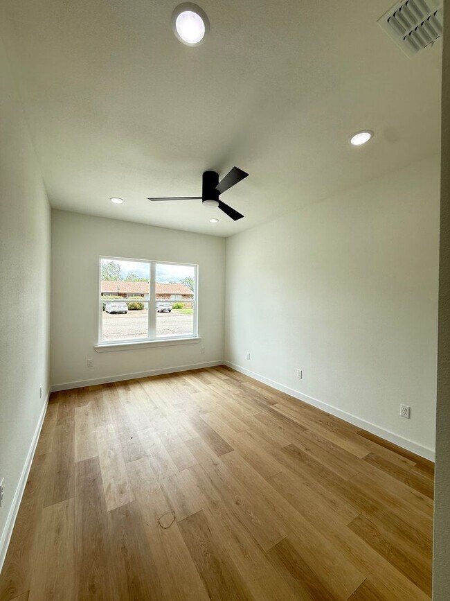 Building Photo - Spectacular Town-Home in West Lubbock!
