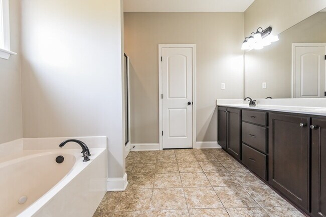 Building Photo - 2580 Woodcutter Dr