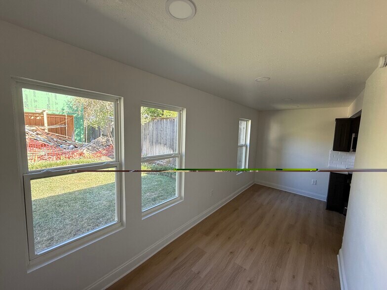 Living - 3229 Odessa Ave