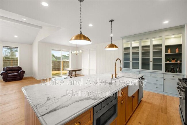 Building Photo - 496 NW Cascade Mountain Dr