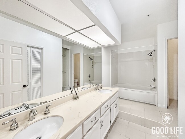 Building Photo - Beautiful 2BD/2BA w/ A/C, Reserved Parking, and In-Unit Laundry in Mission Valley!