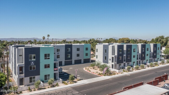 Building Photo - 2601 E Clarendon Ave