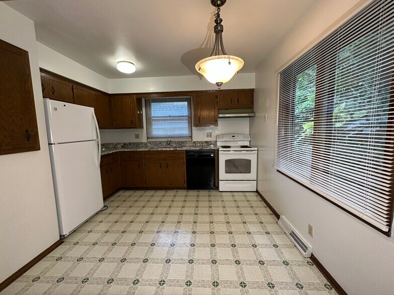 Building Photo - 1331 Martha Washington Dr