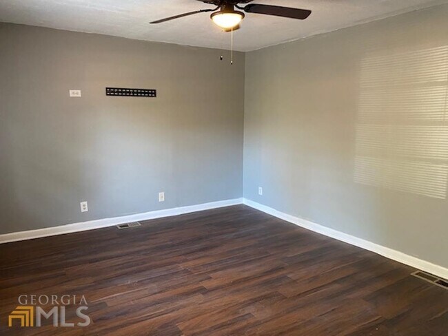 Building Photo - 221 Banberry Dr SE