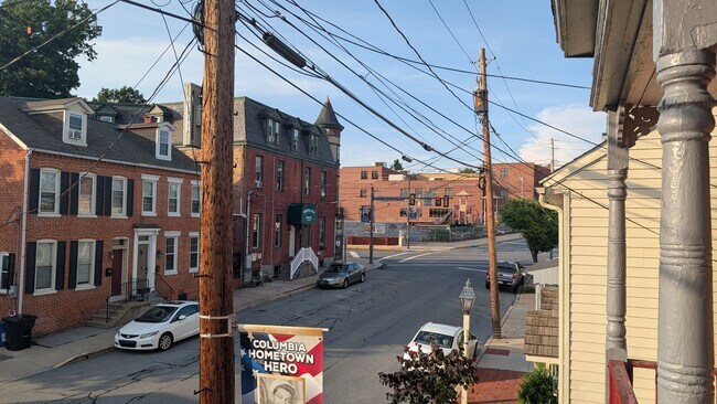 Building Photo - Spacious 3 BR on quiet Columbia street!