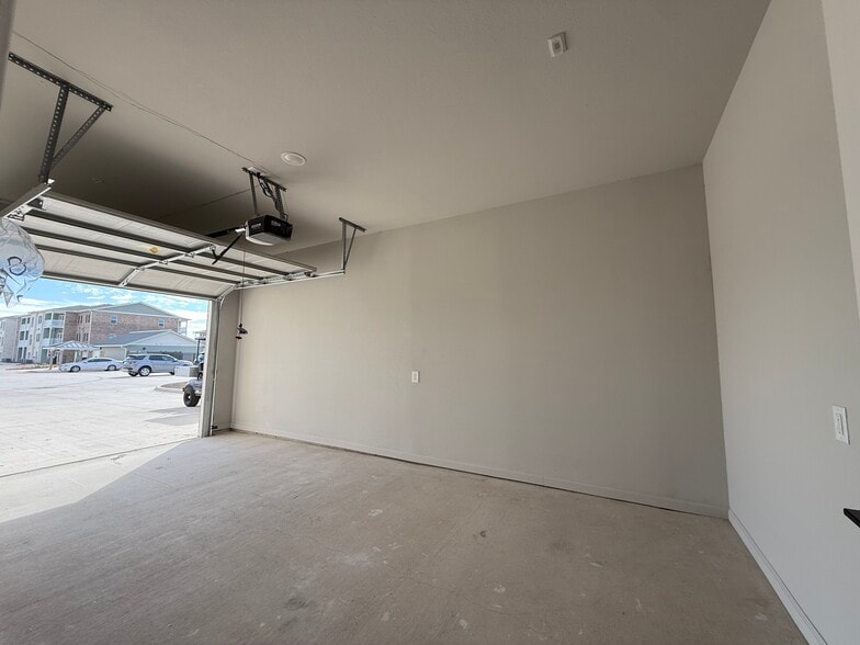 Garage - 195 Parkers Pond Path