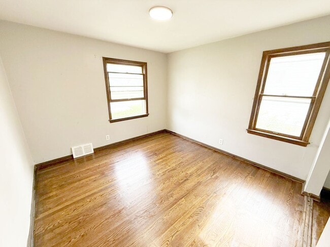 Building Photo - 3 BED 1 BATH BEAUTIFUL SINGLE FAMILY HOME ...