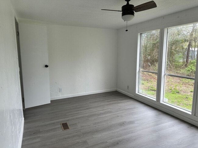 Building Photo - 3-bed/2-bath on 1 acre!