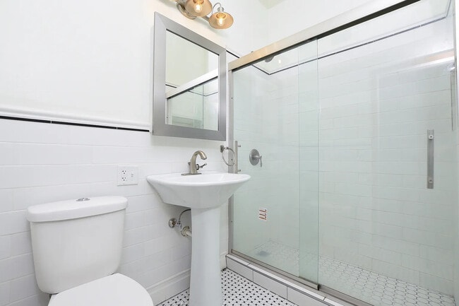 Building Photo - 2114 N California Ave