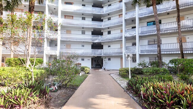 Building Photo - 4640 Lucerne Lakes Blvd W