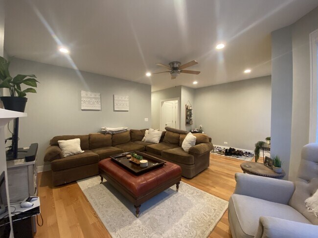 Building Photo - 7057 N Ravenswood Ave