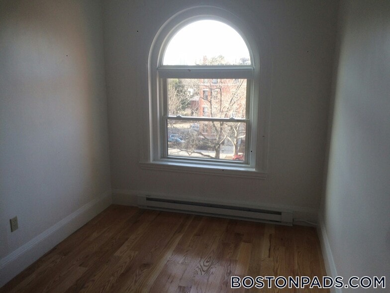 Building Photo - 1061 Beacon St