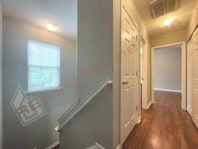 Building Photo - Beautiful 3 Bedroom 1 Car-Garage Home loca...