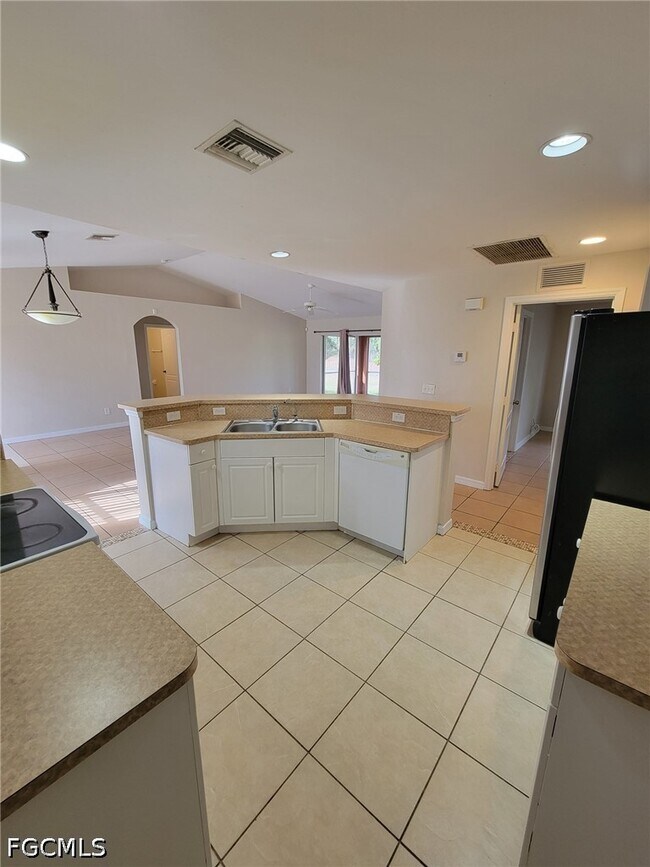 Building Photo - 1137 Deauville St E