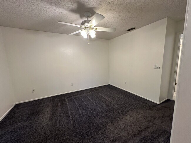 Building Photo - Lovely 2-Bedroom Townhouse in St. Cloud - Spacious 1023 Sq Ft with 2 Full Baths