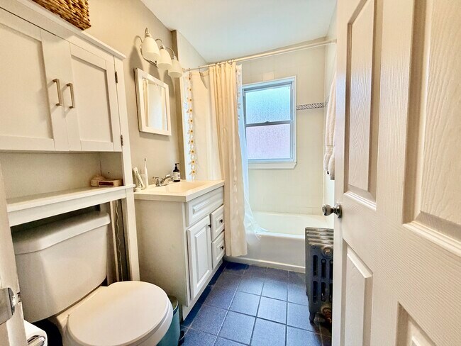 Building Photo - 37 Hilton St