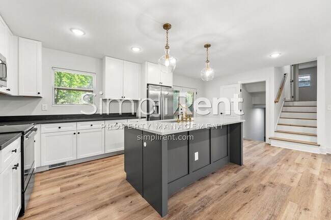 Building Photo - Newly Renovated 4/2.5 Home For Rent / First Month Free!