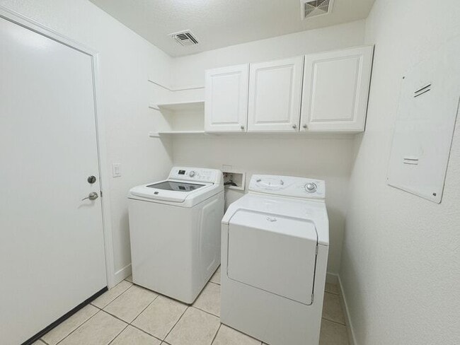 Building Photo - MOVE IN SPECIALS!! 15 DAYS RENT FREE!! Wonderful large, 4 br 2.5 ba family home in Johnson Ranch