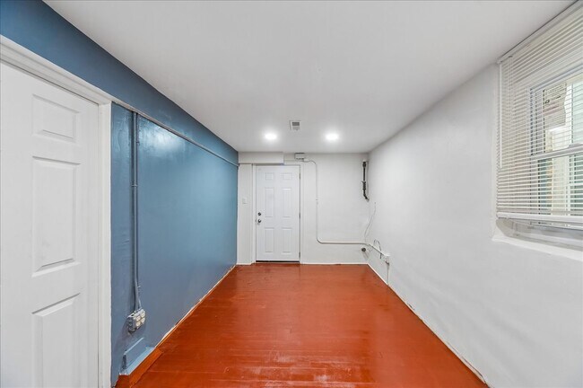 Building Photo - 1645 W Beach Ave