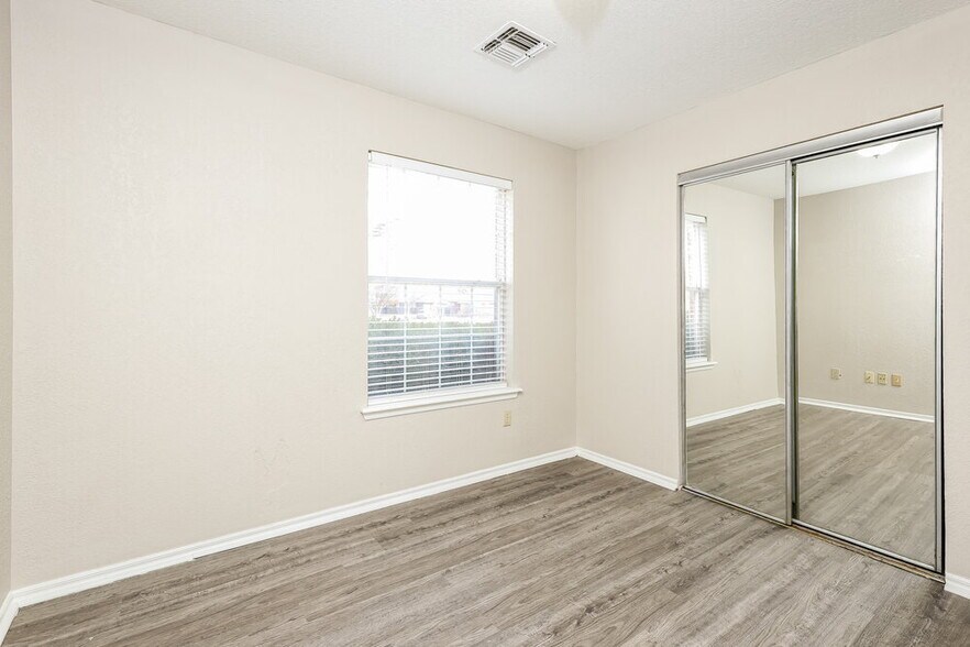 Building Photo - 205 Bradgate Dr