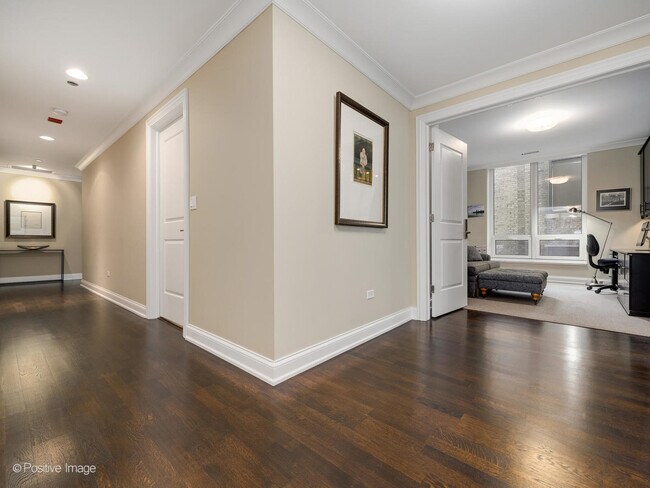 Building Photo - 10 E Delaware Pl