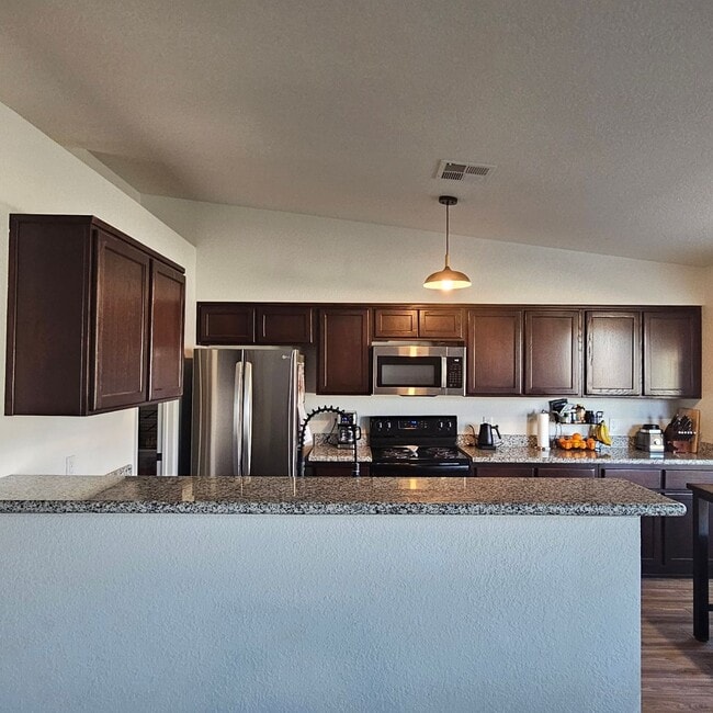 Building Photo - Solar home for Rent!