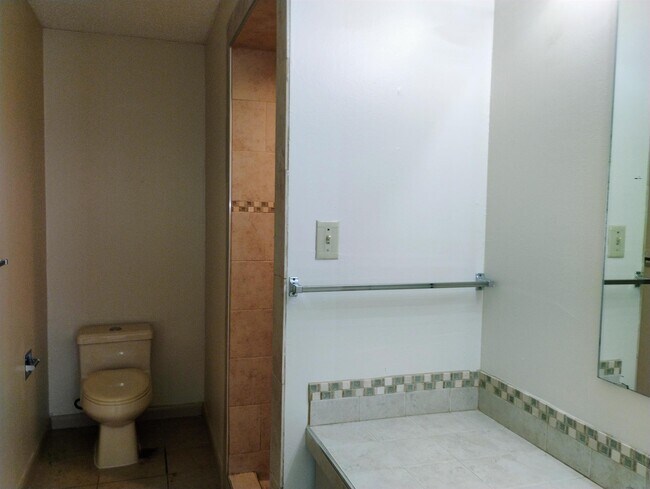 Building Photo - 100 Royal Way Dr