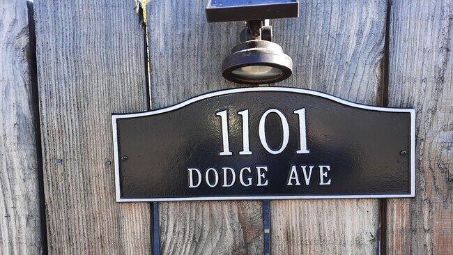 Building Photo - Elevate Your Lifestyle, Stunning 3-Bedroom Loft in Evanston