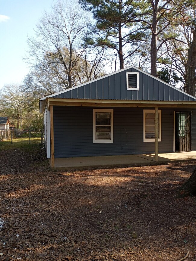 Building Photo - 210 Eisenhower St