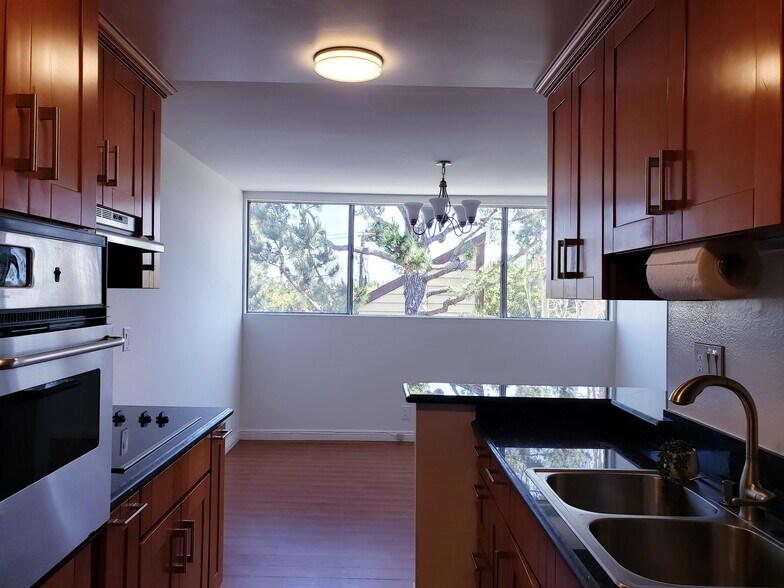 Building Photo - 6050 Canterbury Dr