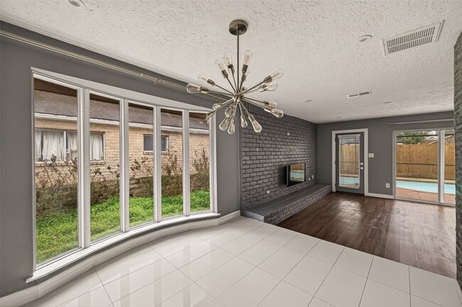 Building Photo - 2130 Round Lake Dr