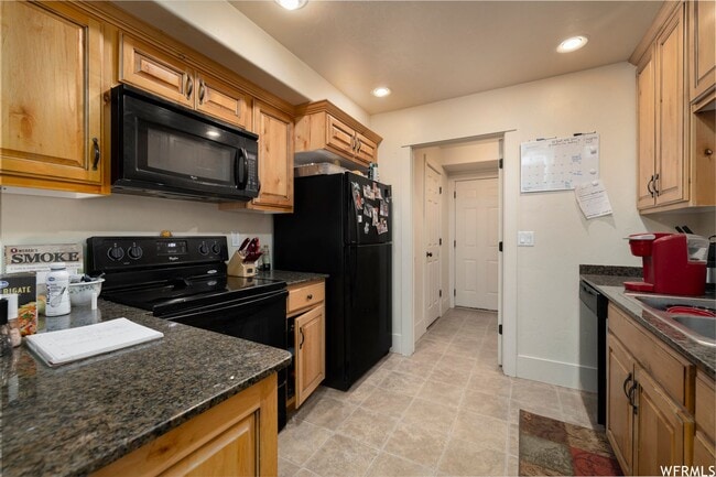 Building Photo - Spacious Vernal Townhome