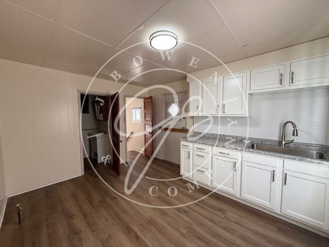 Building Photo - Cozy 2-Bed Home with Gleaming Hardwood Floors in Toledo!