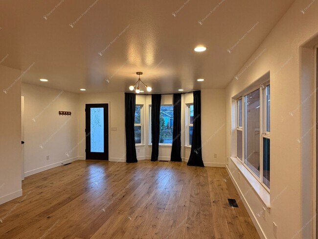 Building Photo - Find a piece of serenity in Historic Old Bend! (Unfurnished)