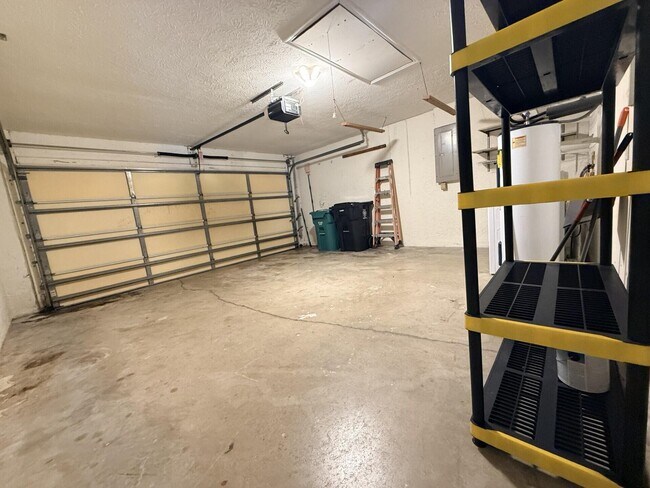 Building Photo - 790 SE Ablett Ln