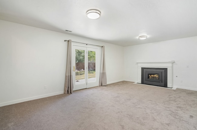 Building Photo - Modern 5 Bedroom Home with 3Car Garage in Sandy Neighborhood