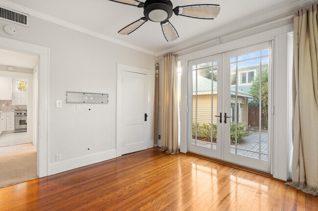 Building Photo - 1234 Beach Dr NE