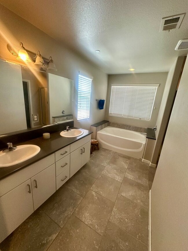 Building Photo - Stunning 3-Bed, 2.5-Bath Home Near Clovis ...