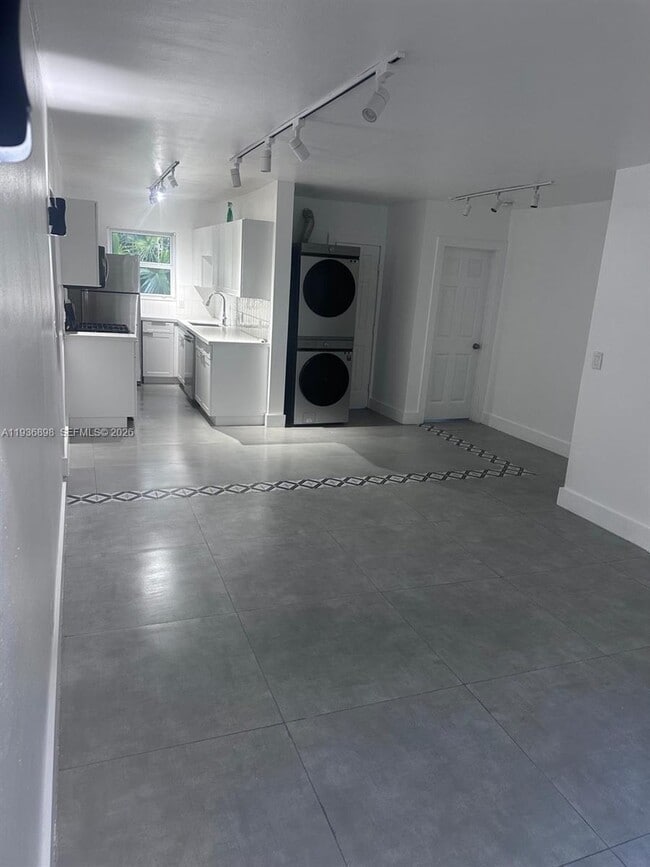 Building Photo - 10070 E Bay Harbor Dr