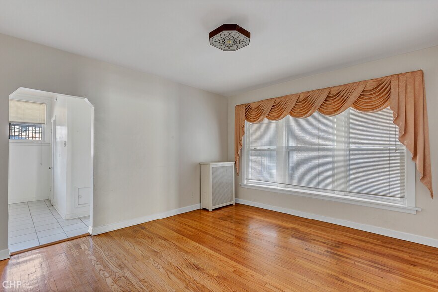 Building Photo - 6528 N Bosworth Ave