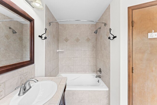 Building Photo - Beautiful 4 Bedroom Broadmoor Glen home - (D12 Schools)