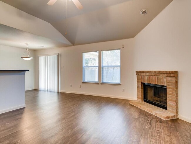 Building Photo - 200 Buttercup St