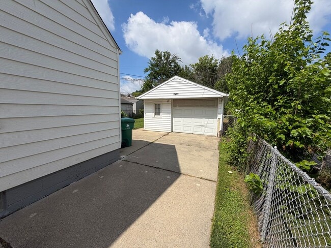 Building Photo - 3bd Bungalow w/basement