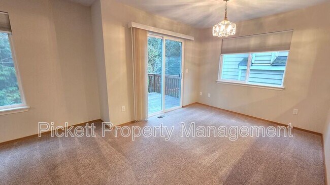 Building Photo - 1010 NW Poppy Ct