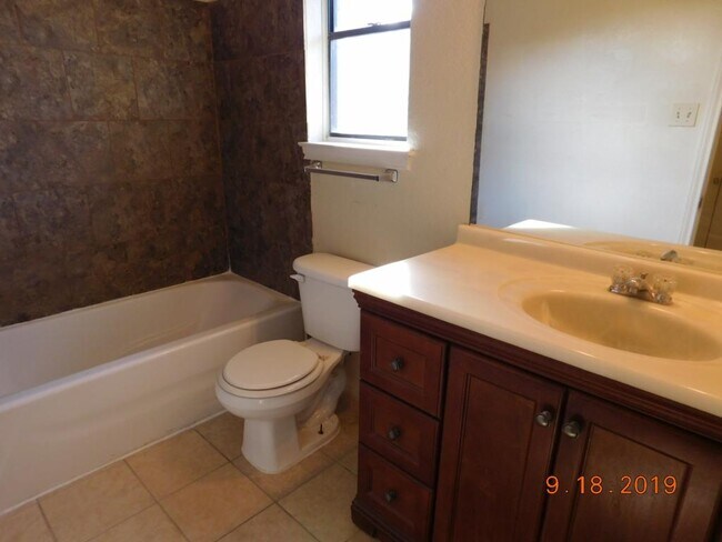 Building Photo - 206 Jason Dr