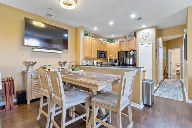 Building Photo - Exquisite & Breathtaking 2 Bedroom 2 Bath Condo Fully Furnished
