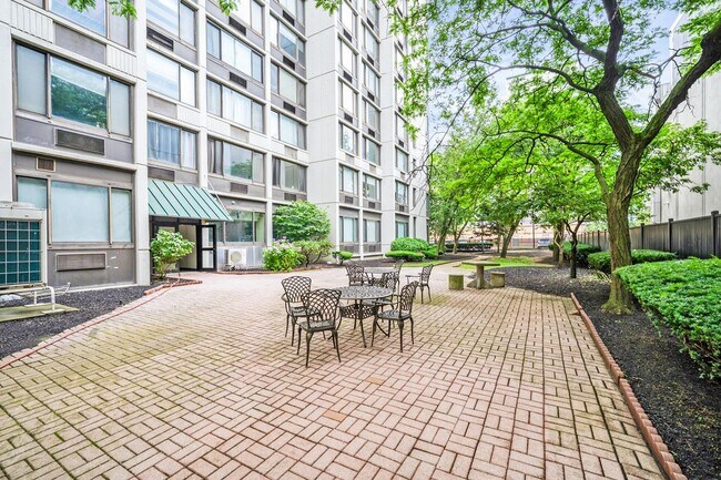 Building Photo - 45 River Dr S